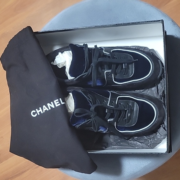Chanel CC logo sneaker size 37.5 - Picture 2 of 14